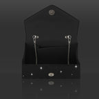 O Salheiro de Noite Brilhante Glitt é um Design de Aba Plissada, Chic e Sofisticado, Adornado com um Laço de Strass Deslumbrante. Inclui um Conjunto de Joias de Strass Luxuoso, Incluindo um Colar, Brincos e um Pulseira.