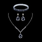 O Salheiro de Noite Brilhante Glitt é um Design de Aba Plissada, Chic e Sofisticado, Adornado com um Laço de Strass Deslumbrante. Inclui um Conjunto de Joias de Strass Luxuoso, Incluindo um Colar, Brincos e um Pulseira.