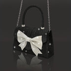 O Salheiro de Noite Brilhante Glitt é um Design de Aba Plissada, Chic e Sofisticado, Adornado com um Laço de Strass Deslumbrante. Inclui um Conjunto de Joias de Strass Luxuoso, Incluindo um Colar, Brincos e um Pulseira.
