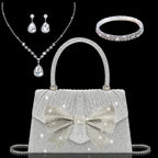 O Salheiro de Noite Brilhante Glitt é um Design de Aba Plissada, Chic e Sofisticado, Adornado com um Laço de Strass Deslumbrante. Inclui um Conjunto de Joias de Strass Luxuoso, Incluindo um Colar, Brincos e um Pulseira.